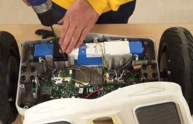 Airwheel爱尔威智能平衡车S8维修教学视频之更换电池