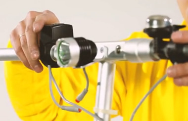 Airwheel爱尔威E6智能自行车维修教学视频之更换拇指转把、刹车、前大灯