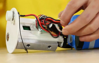 Airwheel爱尔威Z3电动滑板车维修教学视频之更换电池及控制板
