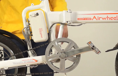 Airwheel爱尔威R5智能自行车维修教学视频之电池盒拆卸
